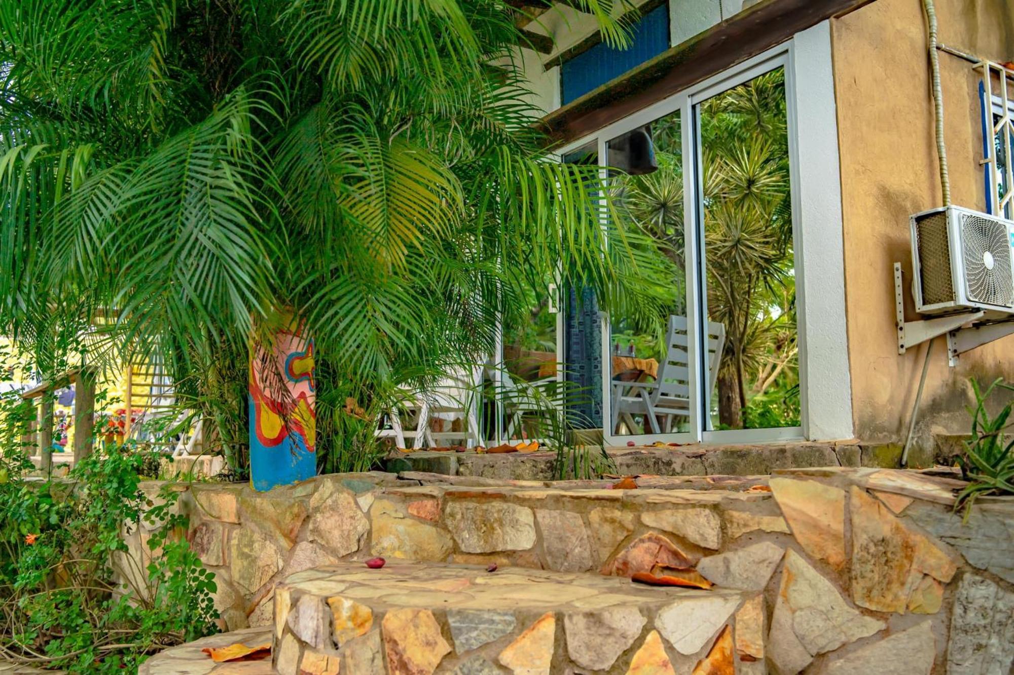 Kokrobite Gardens Restaurant And Guest House Exteriör bild